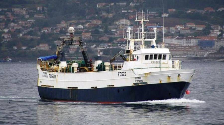 Rescatados los once tripulantes del pesquero de Marín que naufragó en Gran Sol