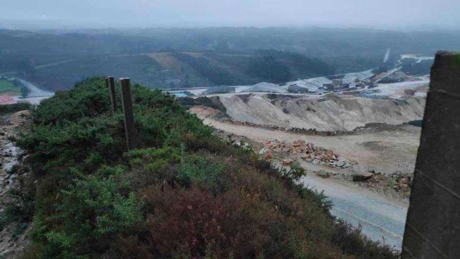 Vista panorámica de la actividad minera en el entorno xalleiro de Varilongo. Foto: EEA