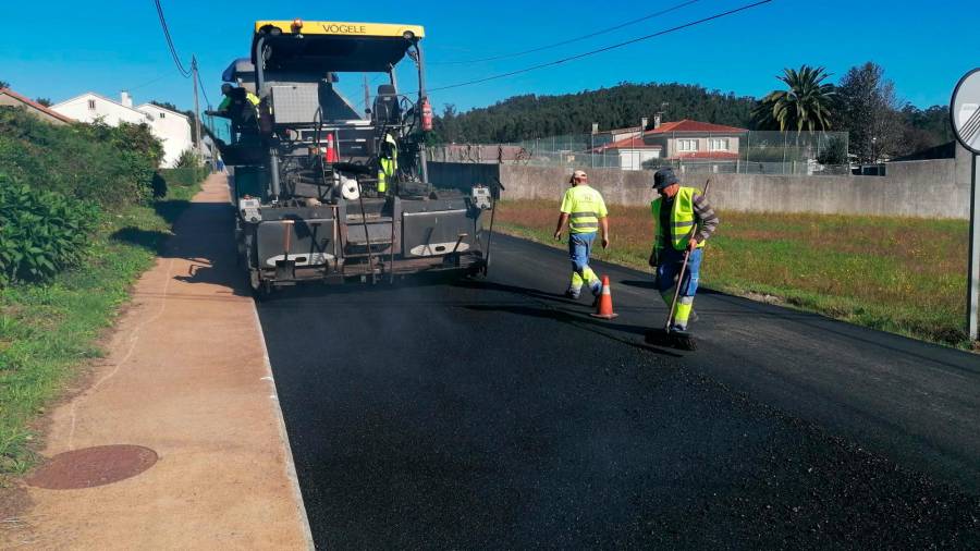 Obras en la carretera AC-453 a su paso por Santiago, que volverá a sufrir cortes, ahora en Ames, hasta el próximo 19 de noviembre. Foto: CG