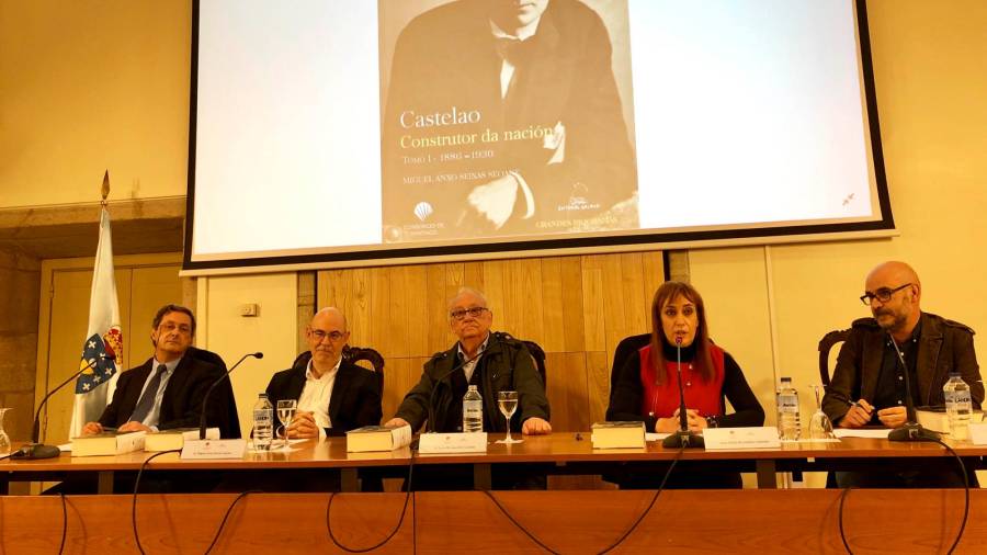 PRESENTACIÓN. O autor Miguel Anxo Seixas, segundo pola esquerda, xunto a representantes de Galaxia e o Consorcio