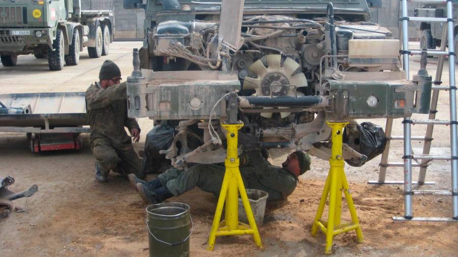 Mecánicos de la Fuerza Logística reparan un vehículo en una misión internacional. Foto: MD