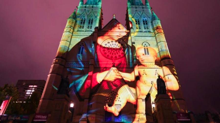 Australia. Las luces de Navidad en la Catedral de Santa María son consideradas como el espectáculo de luces navideñas más popular de Sídney. (Fuente, businessinsider.es)