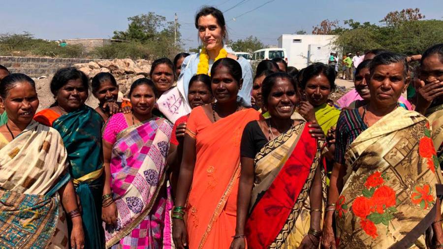 A doutora e profesora de Belas Artes cun grupo de mulleres durante unha das súas visitas á India. Foto. C. C.