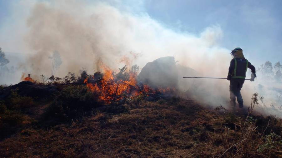 Incendio forestal en la parroquia compostelana de Santa Cristina de Fecha