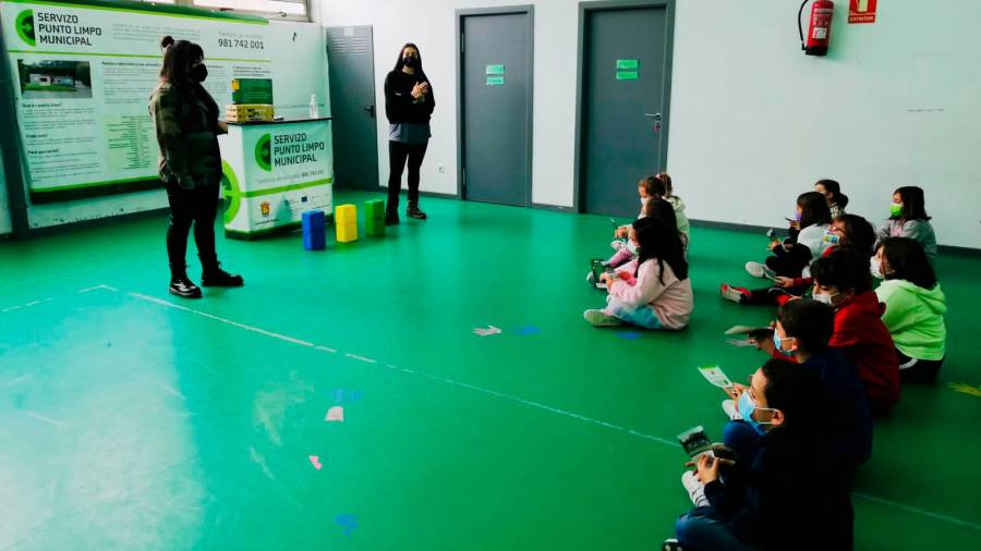 Momento dunha das sesións informativas sobre a reciclaxe nos centros educativos de Muxía. Foto: C. M.