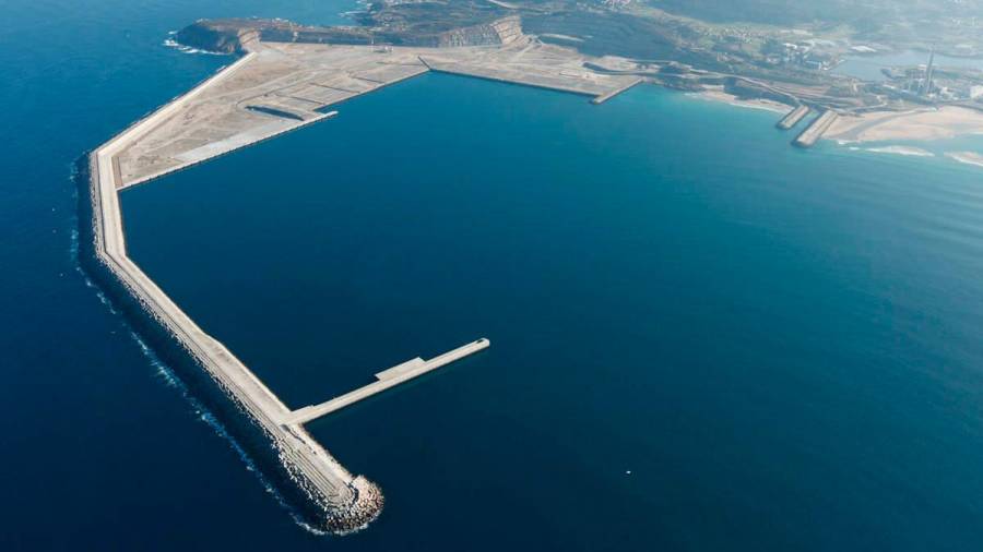 Inditex presenta un proyecto de energía sostenible con aerogeneradores en Punta Langosteira