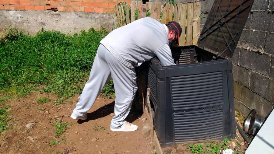 Un veciño do municipio de Touro realizando a compostaxe doméstica no seu xardín. Foto: C. Touro