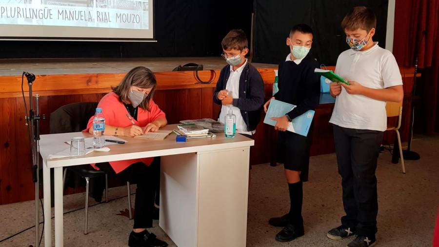 A escritora Concha Blanco asinándolles libros aos alumnos do CPR Manuela Rial, de Cee. Foto: ECG