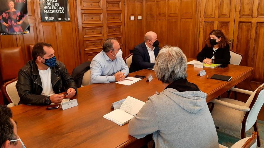 La subdelegada del Gobierno en A Coruña, María Rivas, en su reunión con los representantes de la plantilla de la térmica de As Pontes. Foto: S. G.