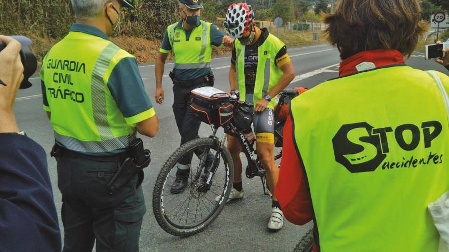 la campaña incluye el reparto de chalecos reflectantes a peregrinos y ciclistas. Foto: Stop accidentes