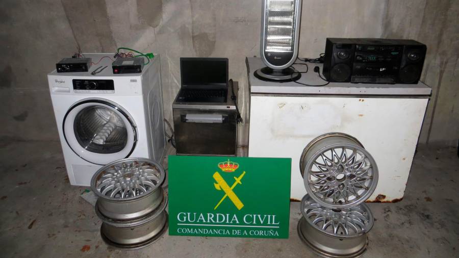 Objetos recuperados por la Guardia Civil y que atribuyen a varios robos en Negreira. Foto: GC