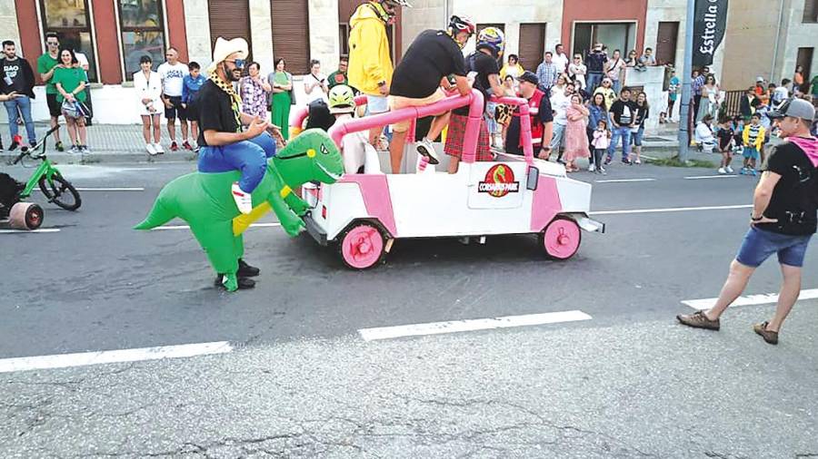 CARRILANAS. La bajada de carrilanas animó la segunda jornada de la Festa da Dorna de Ribeira. Foto: P. Civil de Ribeira