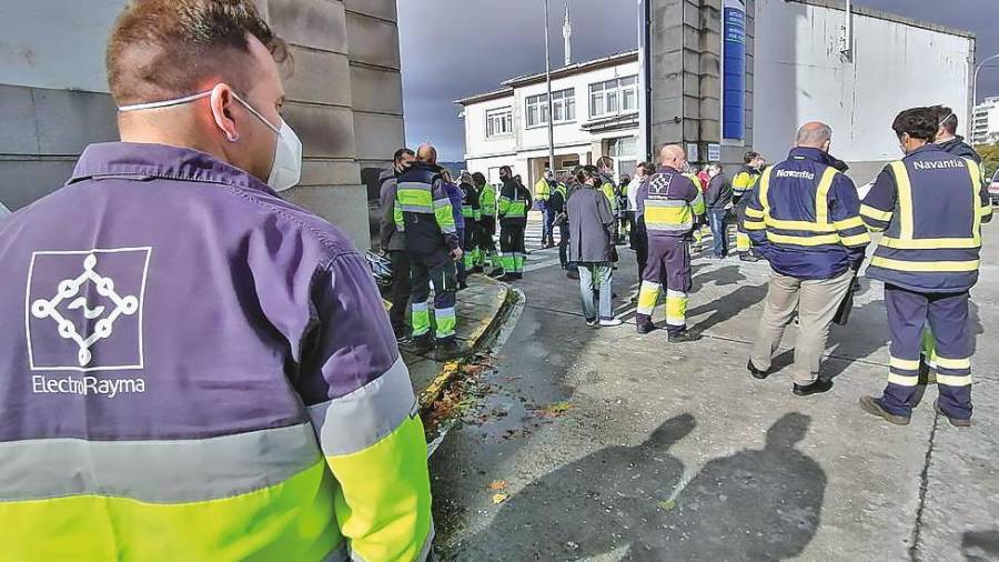 concentración de los trabajadores de ElectroRayma frente al astillero de Navantia Ferrol, este lunes. Foto: Cope