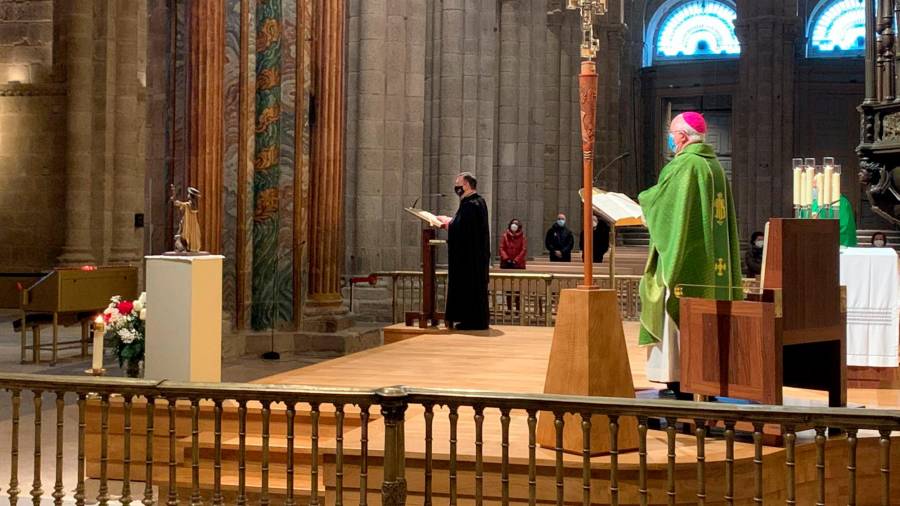 El arzobispo, ayer celebrando una misa en la Catedral