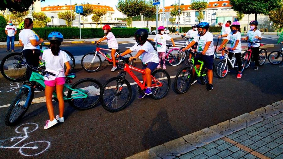 Nenos e nenas durante os xogos populares en bici. Foto: Concello de Ames