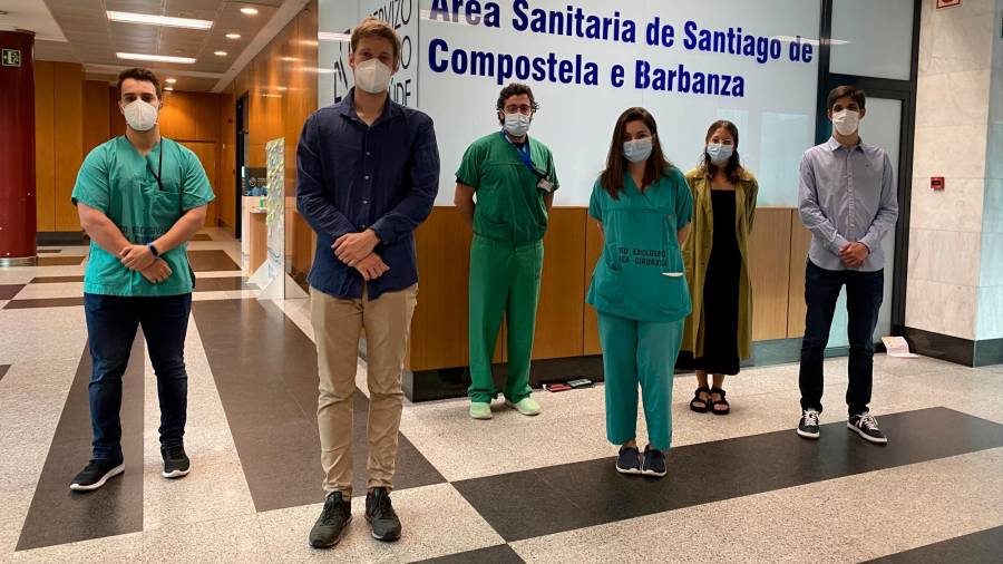 Os médicos residentes recentemente galardoados, no hospital Clínico santiagués. Foto: ECG