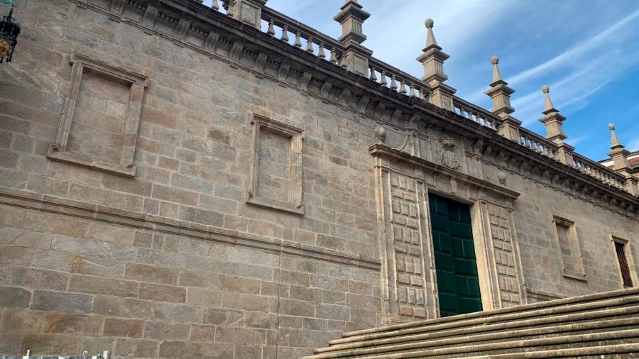 Resultado de los trabajos de restauración de la fachada de A Quintana y la Puerta de Abades, que fue liberada de andamios en las últimas jornadas. Foto: A. Reboyras