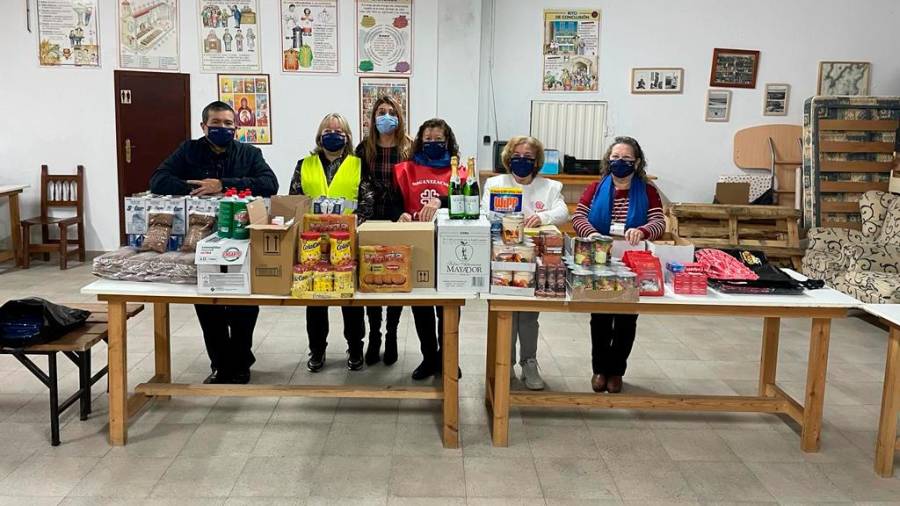 DONACIONES. La concejala Ana Barreiro, tercera por la izqda., en la entrega de alimentos a Cáritas en Aguiño. Foto: C.R.