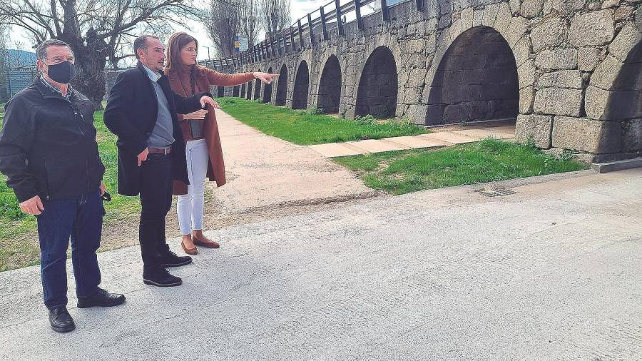 Natalia Prieto, junto al alcalde de Padrón, en A Ponte. Foto: C. P.