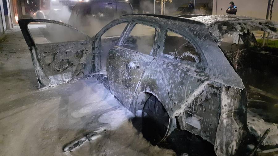 El Peugeot 508 en el que se originó el fuego quedó totalmente calcinado. Foto: Bomberos de Carballo