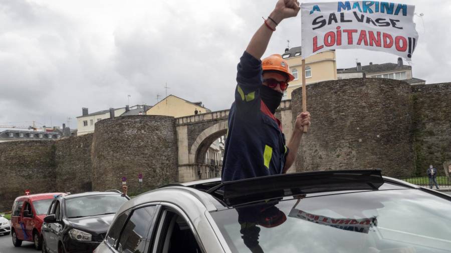 Una caravana de 16 kilómetros de coches reclama soluciones para evitar el cierre de Alcoa en San Cibrao