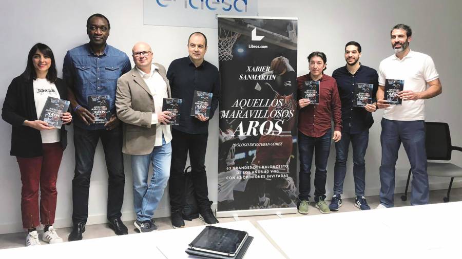 Xabier Sanmartín, con periodistas y gente del gran mundo del baloncesto, en la presentación de su libro de reportajes Aquellos maravillosos aros, sobre el deporte que adora, en Málaga (2020). Foto: ECG