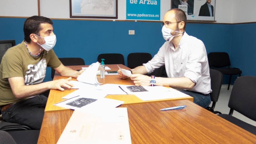 Pola esquerda, Jesús Gómez e Rafael Rivadulla revisando a carta e documentos. Foto: PP. 