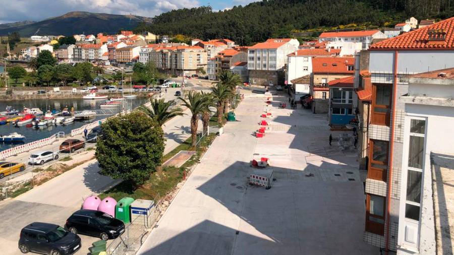 Estado actual que presenta la actuación de la fachada marítima de Porto do Son que está siendo supervisada por el personal de Cogami. Foto: ECG