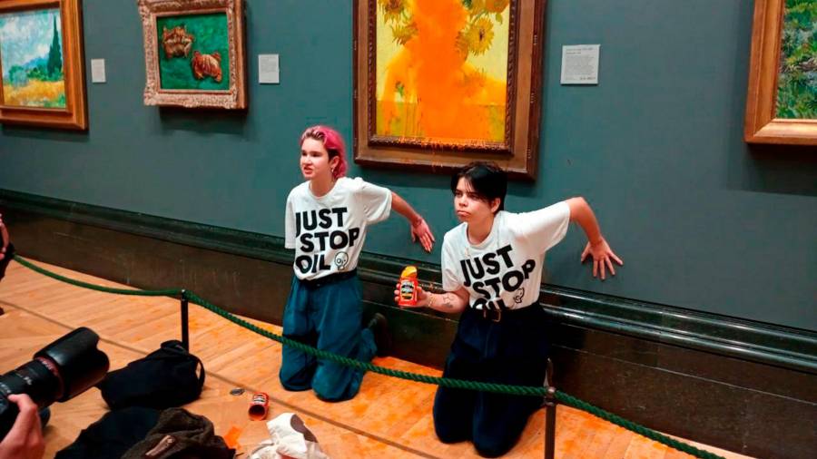 Las dos activistas que arrojaron sopa de tomate Heinz a la pintura de Vincent Van Gogh de 1888 ‘Girasoles’ en la Galería Nacional de Londres.