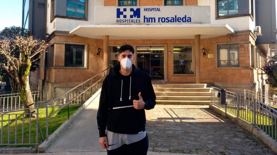 Antonis Koniaris acudió ayer a realizarse un test PCR en el HM Rosaleda. Foto: Obradoiro