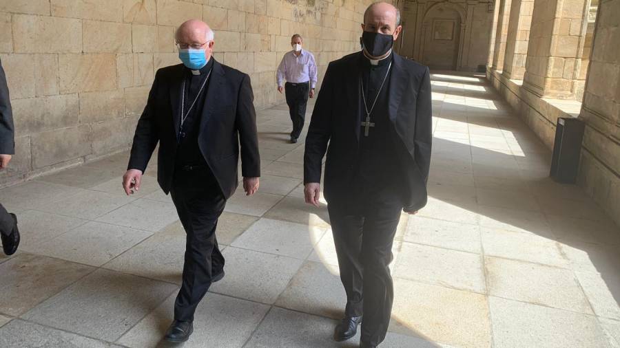 El arzobispo de Santiago, monseñor Julián Barrio, a la izquierda, con el nuevo obispo de Astorga, Jesús Fernández, esta mañana en Compostela. ARTURO REBOYRAS