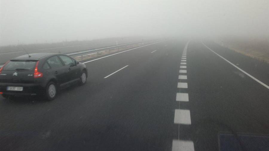 Foto de archivo de un coche a la altura del tramo de la A-8 que con frecuencia debe ser cortado al tráfico por la niebla. EUROPA PRESS