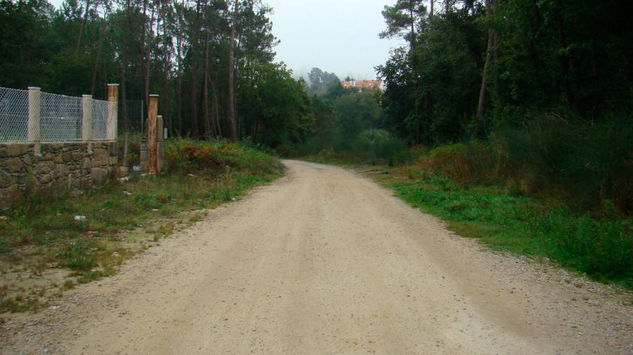 Camino de tierra, entre la avenida de Santiago y el grupo escolar de Negreira, donde se prevé la Variante do Tamara. Foto: CG