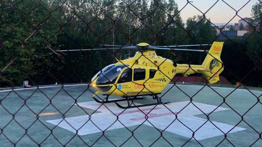 Aterrizaje del helicóptero medicalizado con base en la capital de Galicia. Foto: Helico