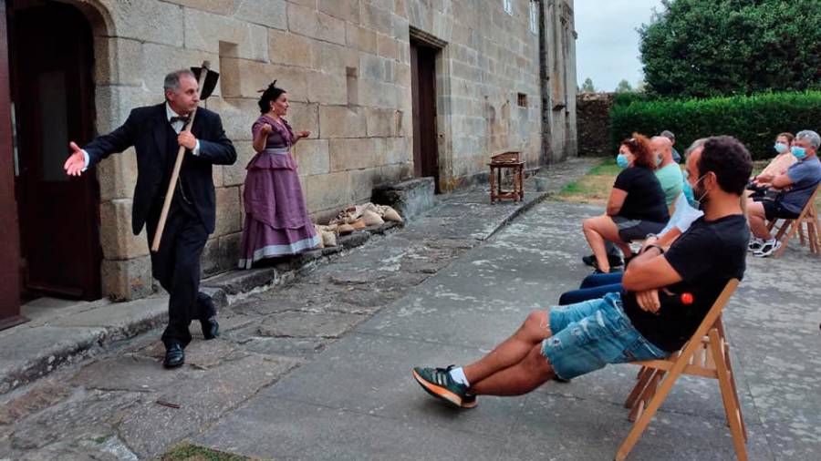 Os Quinquilláns durante unha das recreacións teatrais históricas no pazo máis antigo de Galicia. Foto: Torres do Allo