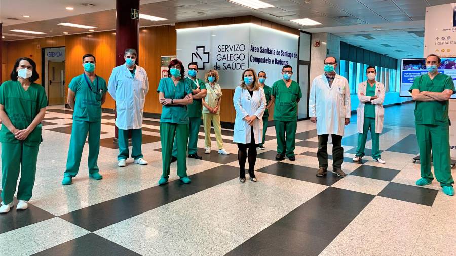 Abel García, tercero derecha, con Eloína Núñez, centro, con el equipo de Cirugía Maxilofacial del hospital Clínico de Santiago