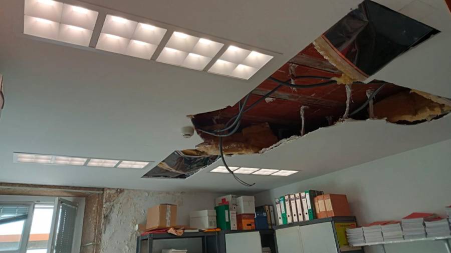Estado en el que quedó el techo de una de las estancias del Juzgado de Noia tras el desplome. Foto: UGT