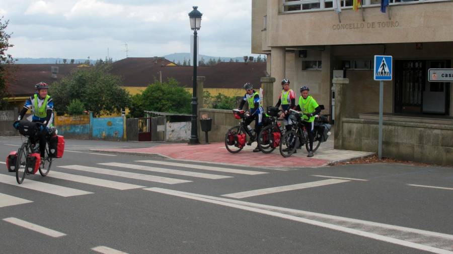 PROTECCIÓN. Un grupo de ciclistas cruzando la carretera general en Touro, por donde pasa el Camiño do Holandés. Foto: Concello de Touro
