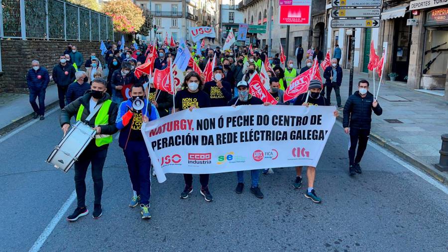Protesta de los trabajadores de Naturgy a su paso por la copostelana Praza de Galicia. Foto: Rebelión Aluminio