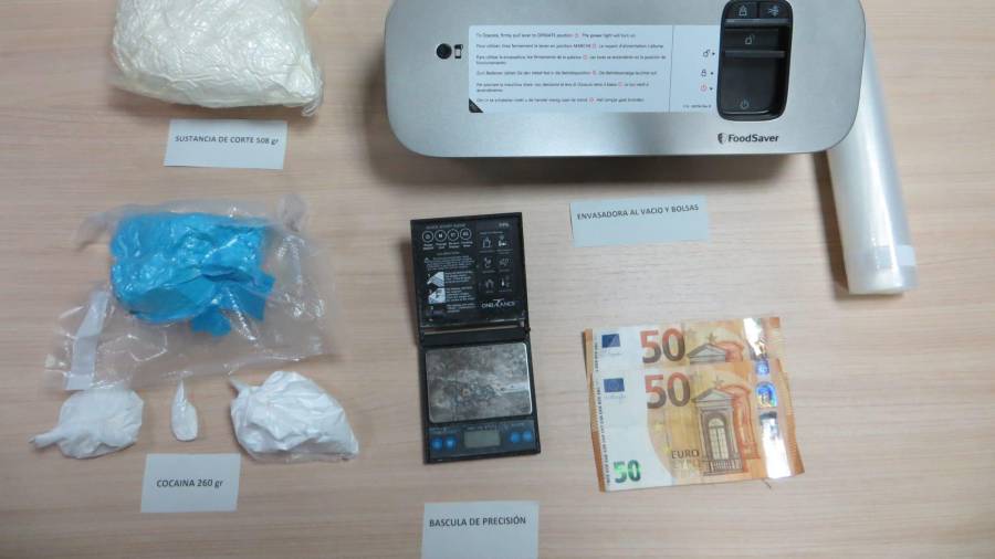 Sustancias, dinero y útiles aprehendidos al vecino de Lestedo por la Guardia Civil. Foto: GC