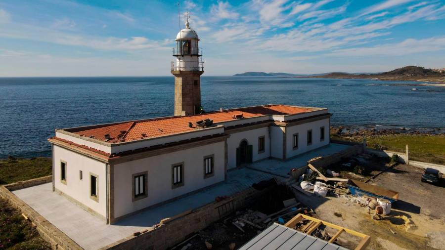 El faro de Lariño reabrirá sus puertas como hotel y taberna marinera el próximo mes de julio. Foto: J. P.