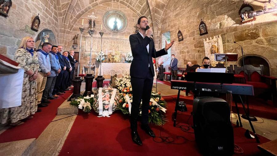 Antonio Barros interpretando a ‘Salve Mariñeira’ na memoria de todos os náufragos na igrexa de Laxe. Foto: Concello de Laxe
