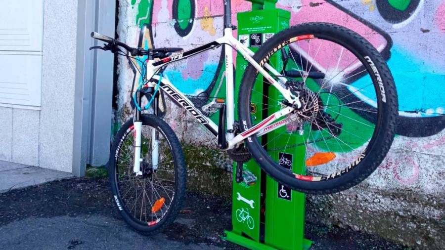 O Concello de Oroso instala un parque de calestenia e dúas estacións de reparación de bicicletas de libre uso