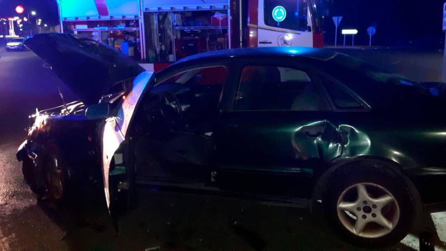 Estado del coche accidentado en la rotonda de Os Ánxeles el sábado por la noche. Foto: GES