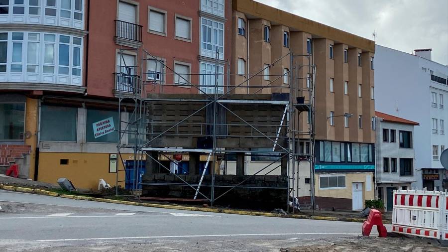 El hórreo está siendo desmontado en piezas para su traslado a la zona ajardinada del puerto sonense. Foto: ECG