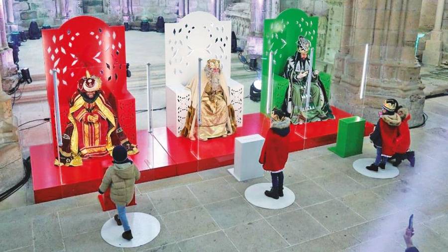 Los Reyes Magos, Baltasar, Melchor y Gaspar, en sus correspondientes tronos esperando a los niños. Foto: ECG