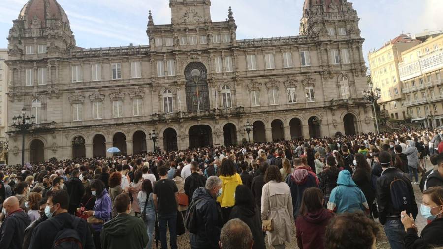 Miles de personas se manifestaron este lunes en A Coruña y otras muchas ciudades de Galicia y de España para pedir justicia para Samuel. En la imagen, la concentración en la herculina plaza de María Pita