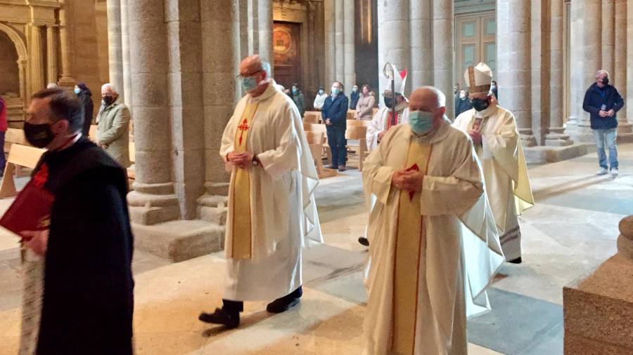 Procesión de la misa que presidió en nuncio del papa, acompañado de monseñor Barrio, en la Catedral. Foto: A.R.