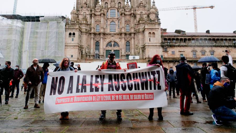 Colectivos negacionistas durante la manifestación celebrada en la capital gallega el pasado sábado. Foto: César Arxina/EP 