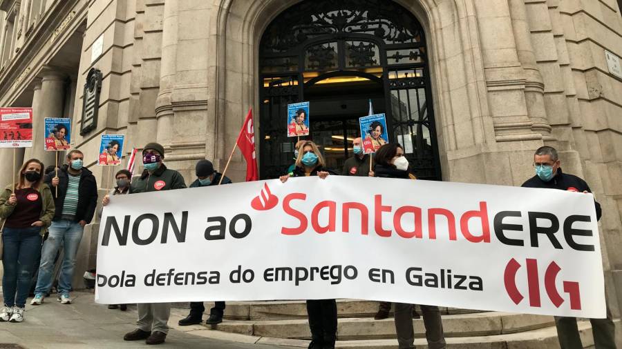 Protesta convocada por la CIG en Vigo contra el ERE en el Santander. Foto: CIG